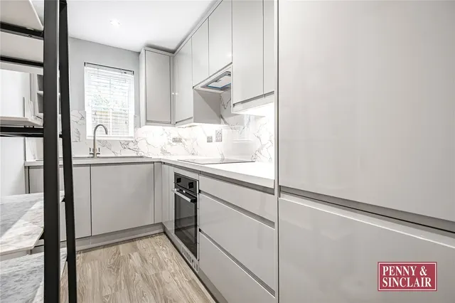 All Hallows Road, Caver, RG4, photo 3