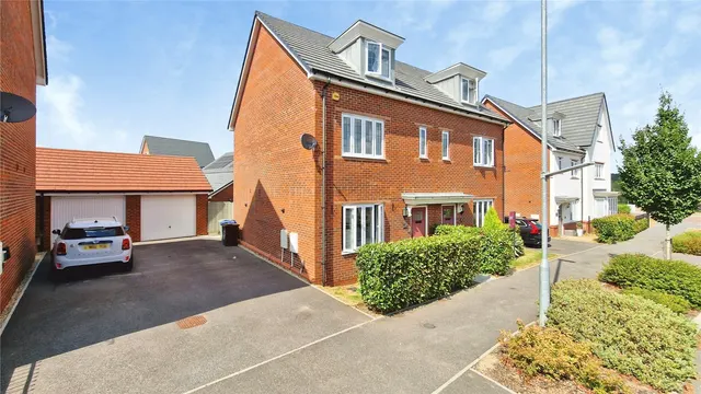 3 bedroom house — Hunstanton Drive, Binfield, Bracknell, Forest, RG42 4JA