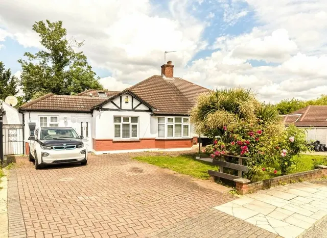 Tudor Close, Kingsbury, NW9, photo 1
