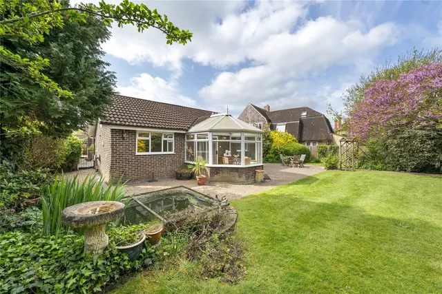 Gainsborough Close, Esher, Surrey, KT10, photo 1