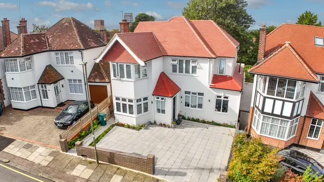 14 Talbot Crescent, London, photo 1
