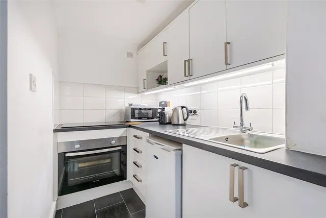 Photo 2 — Warwick Way, London, SW1V