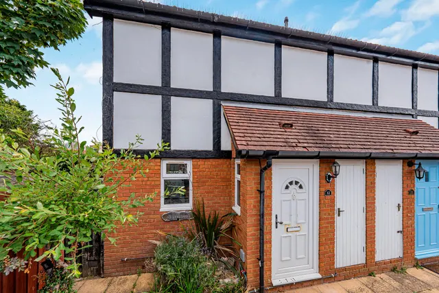 2 bedroom house — Pacific Close, Feltham, TW14