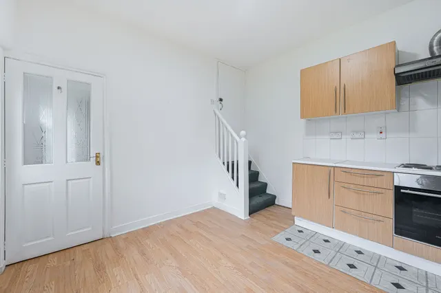 Photo 3 — 28 Overcliff Road, London