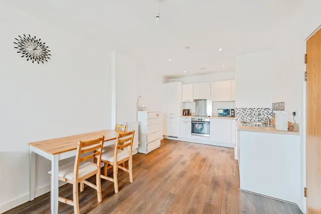 Marketfield Way, Redhill, RH1, photo 1