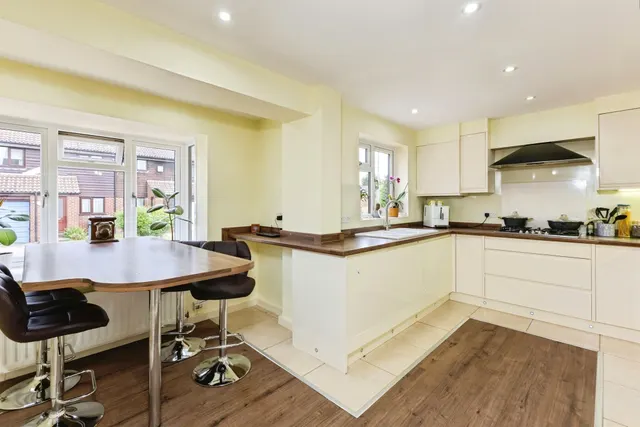 Photo 2 — Minden Close, Wokingham
