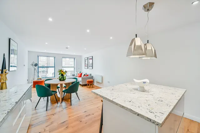 Photo 3 — Flat 1, 50 Bournemouth Close, London