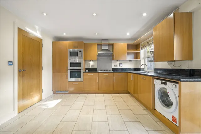 Sterling Place, Weybridge, KT13, photo 2