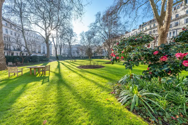 Photo 3 — 46 Garden House, 86-92 Kensington Gardens Square, London