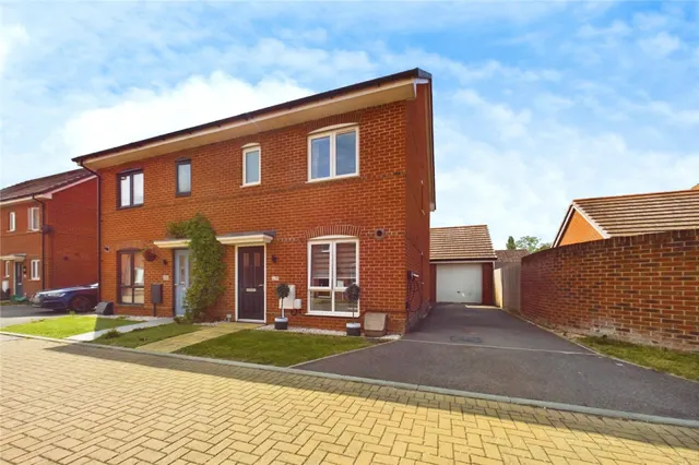 Albert Close, Spencers Wood, RG7, photo 1