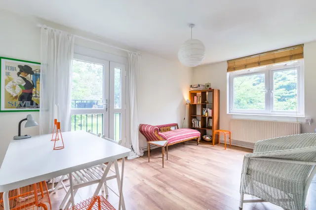 Photo 2 — 15 Strathdon Drive, London