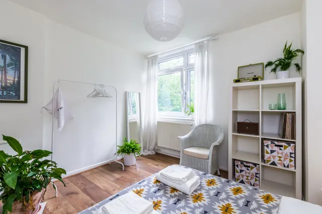15 Strathdon Drive, London, photo 1