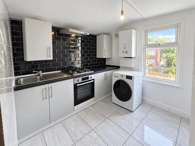 Photo 2 — 393b Dersingham Avenue, London, London, E12 6JX