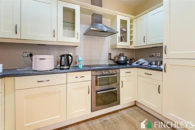 High Road, Solomons Court, N12, photo 3