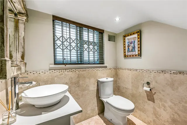 Photo 3 — Creighton Avenue, London, N2