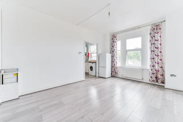 Photo 2 — Flat 2, 234 Whitehorse Road, Croydon