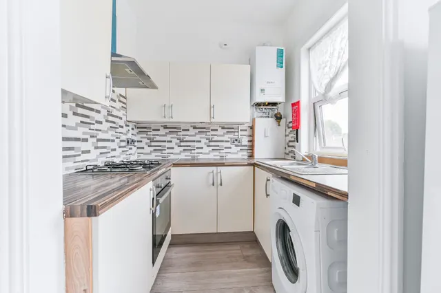 Photo 3 — Flat 2, 234 Whitehorse Road, Croydon