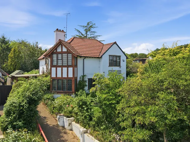 Connaught Hill, Loughton, IG10, photo 1