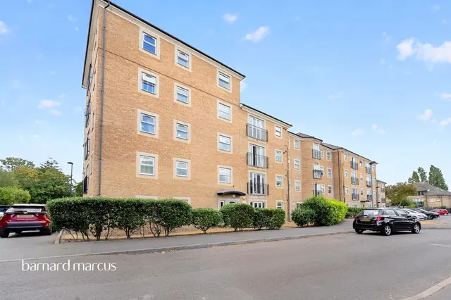 Photo 3 — White Lodge Close, Isleworth
