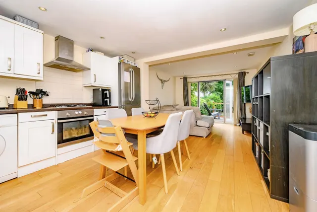 Photo 3 — Deaconsfield Road, HEMEL HEMPSTEAD