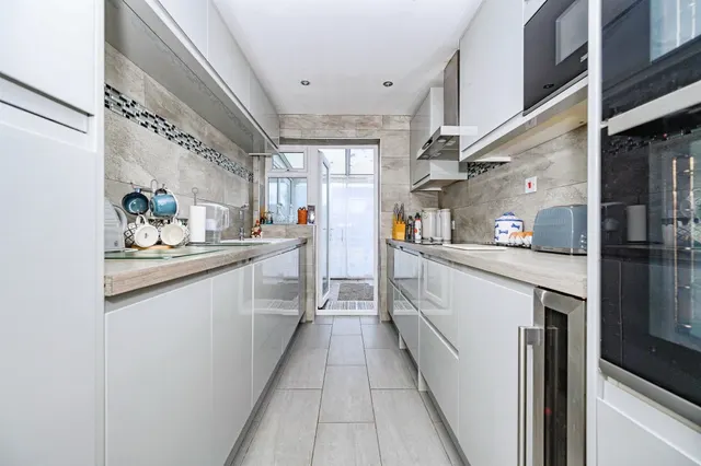 Photo 2 — Catherine Close, Hemel Hempstead