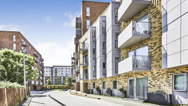 Petersfield Avenue, Slough, photo 1