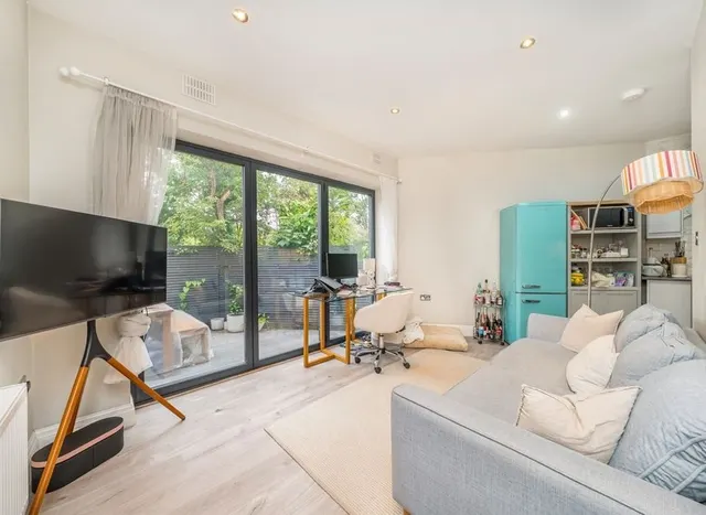 Photo 2 — Lyveden Road, Tooting, SW17