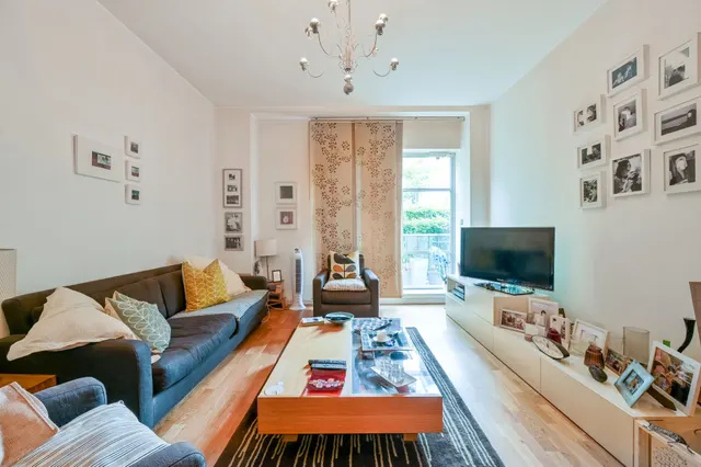 LG 02 Wallis House, Great West Road, Brentford, photo 1