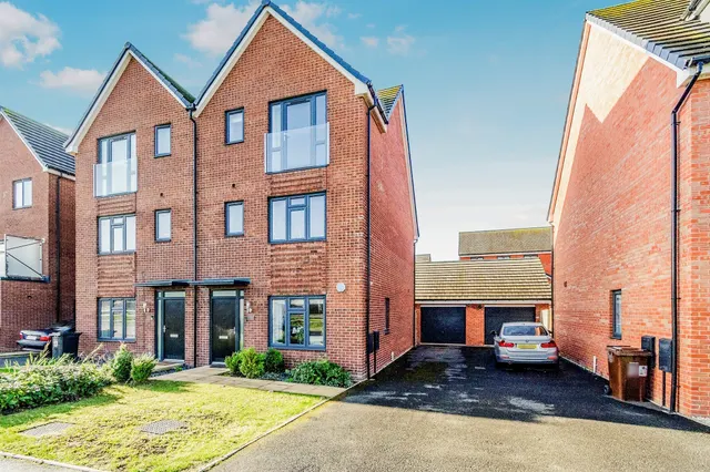 Silverstone Drive, Oxley, Wolverhampton, photo 1