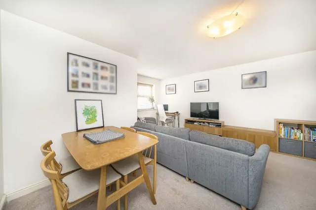 Lisle Close, SW17, photo 3