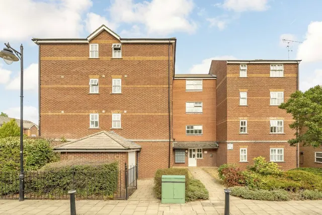 Lisle Close, SW17, photo 1