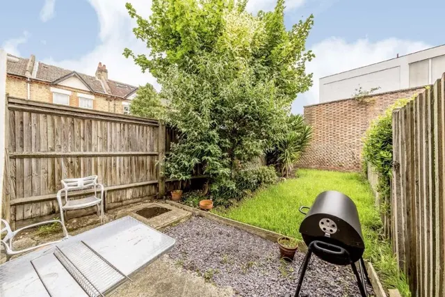 Lydden Grove, London, SW18, photo 1