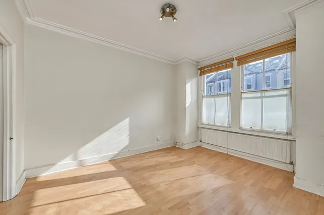 Lydden Grove, London, SW18, photo 2