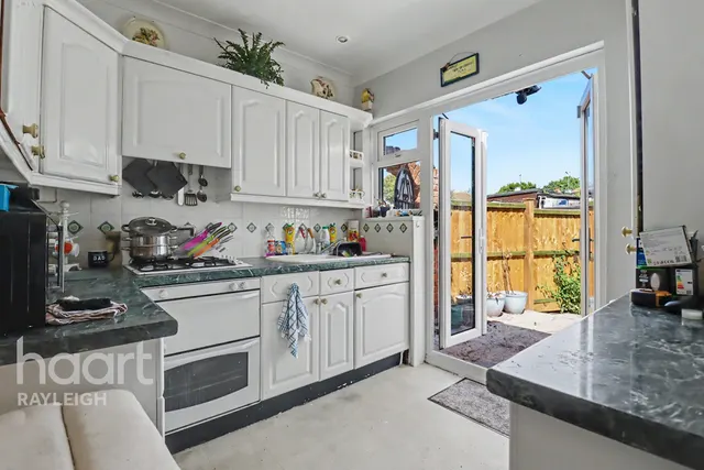 Mountdale Gardens, Leigh-on-Sea, SS9, photo 3