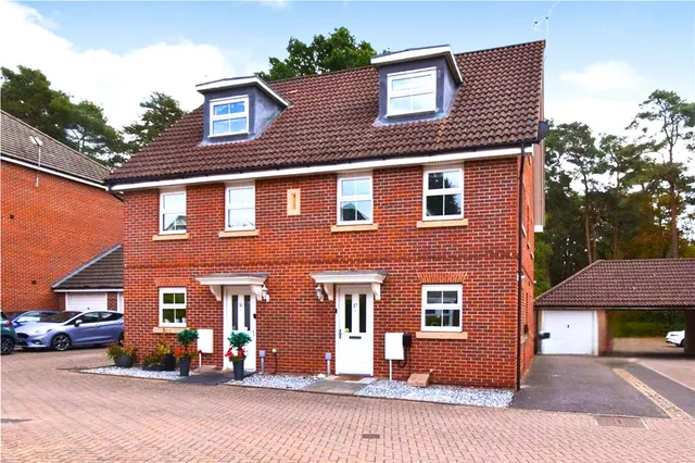 Haskins Gardens, Farnborough, Hampshire, GU14 9FQ, photo 1