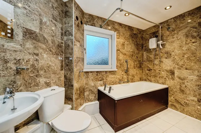 Llys-Uchaf Swansea, SA7, photo 2