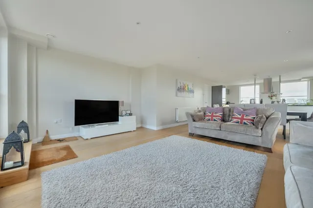 High Street, Brentford, TW8, photo 3