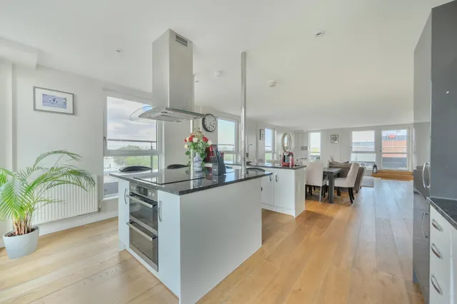 High Street, Brentford, TW8, photo 1