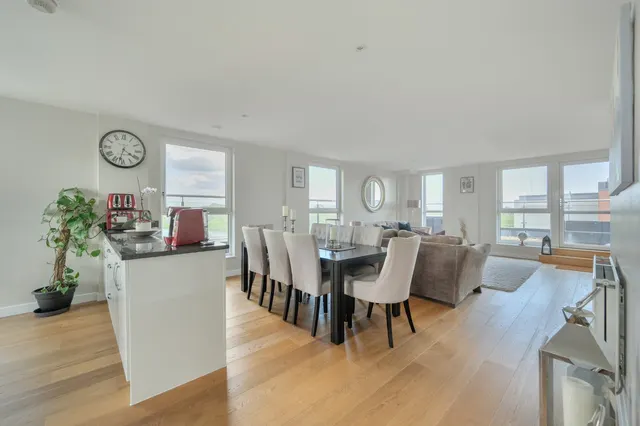 High Street, Brentford, TW8, photo 2