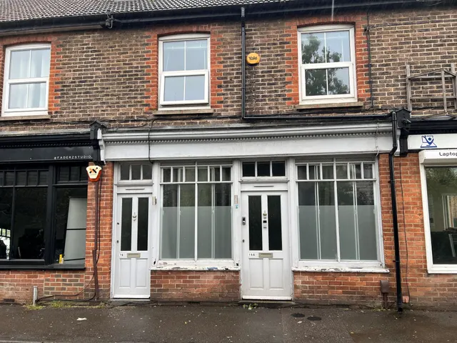 Southgate, RH11, photo 2