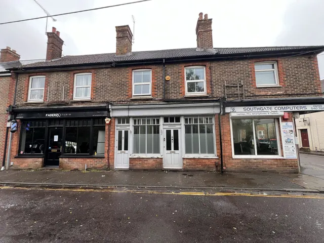 Southgate, RH11, photo 1