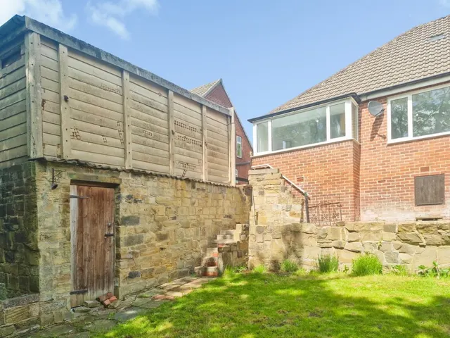 Photo 3 — Newlay Wood Crescent, Horsforth