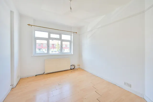 Photo 2 — 7 Hazelbank, Surbiton