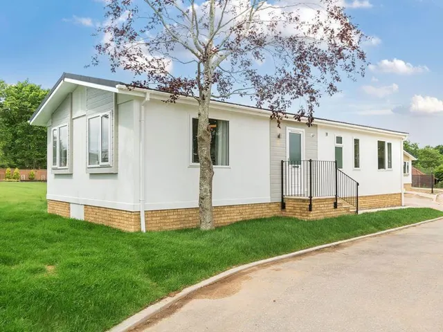 Garston Park, Tilehurst, RG31, photo 1