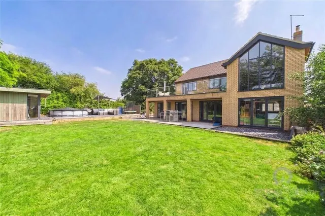 Meadow Close, Ringstead, NN14, photo 1