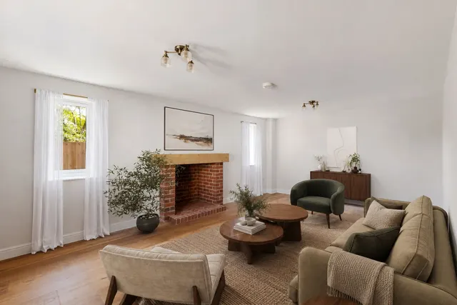 Beautifully Renovated Brick and Flint, photo 3