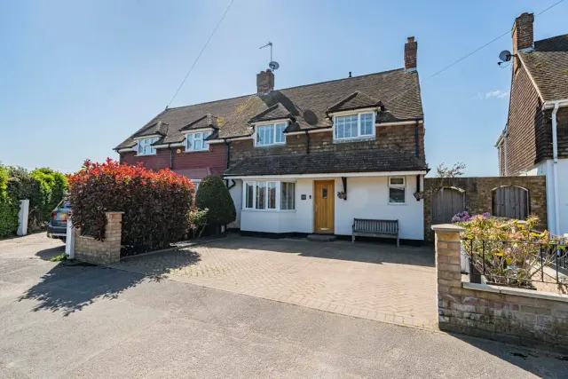 Priory Close, Denham, UB9, photo 1
