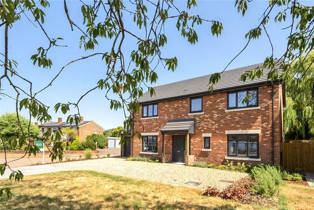 Raven Crescent, Westcott, HP18, photo 1