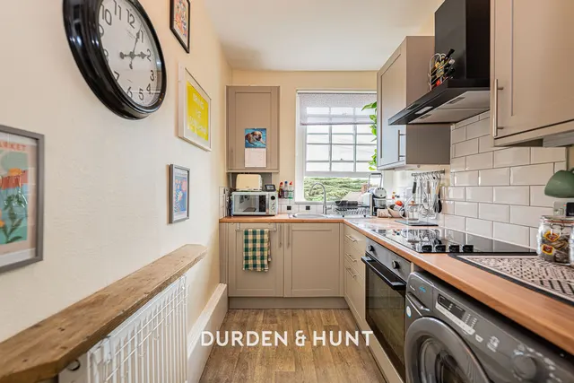 Chigwell Road, Woodford Green, IG8, photo 3