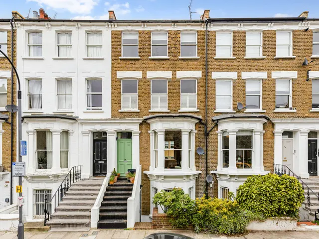 Minford Gardens, London, W14, photo 1